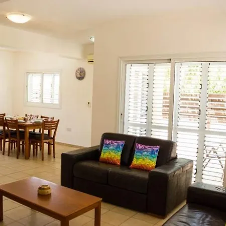 Mina Villa